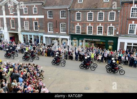 Blandford, Dorset, Großbritannien. 27 Sep, 2017. royal Signale weiße Helme durch Blandford credit Ride: finnbarr Webster/alamy leben Nachrichten Stockfoto