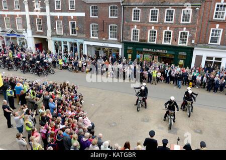 Blandford, Dorset, Großbritannien. 27 Sep, 2017. royal Signale weiße Helme durch Blandford credit Ride: finnbarr Webster/alamy leben Nachrichten Stockfoto