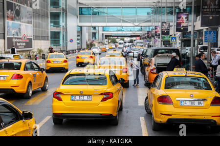 Istanbul, Türkei. 25 Sep, 2017. Taxis am Flughafen in Istanbul, Türkei, 25. September 2017. Kredite: Jan Woitas/dpa-Zentralbild/dpa/Alamy leben Nachrichten Stockfoto