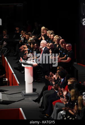 Brighton, UK. 27 Sep, 2017. Jeremy Corbyn liefert seine Führer Rede auf dem Labour-Parteitag in Brighton heute: Simon Dack/Alamy leben Nachrichten Stockfoto