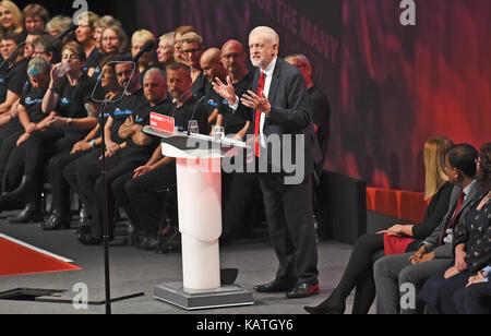 Brighton, UK. 27 Sep, 2017. Jeremy Corbyn liefert seine Führer Rede auf dem Labour-Parteitag in Brighton heute: Simon Dack/Alamy leben Nachrichten Stockfoto