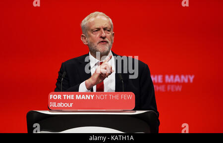 Brighton, UK. 27 Sep, 2017. Jeremy Corbyn liefert seine Führer Rede auf dem Labour-Parteitag in Brighton heute: Simon Dack/Alamy leben Nachrichten Stockfoto