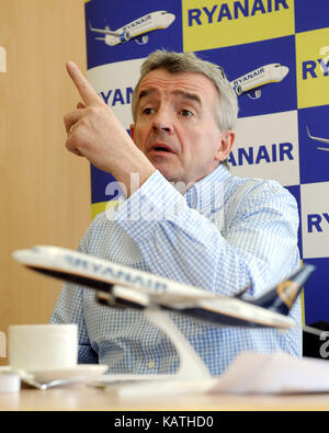 Köln, Deutschland. 20 Feb, 2013. CEO der Irischen Low-Cost-Airline Ryanair, Michael O'Leary, gibt eine Pressekonferenz über die geschäftliche Entwicklung des Airline am Flughafen Köln/Bonn in Köln, Deutschland, 20. Februar 2013. Quelle: HENNING KAISER | Verwendung weltweit/dpa/Alamy leben Nachrichten Stockfoto