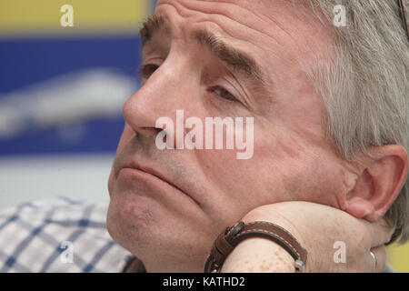 Hahn, Deutschland. 11 Dez, 2012. Michael O'Leary, CEO der Irischen Low-Cost-Airline Ryanair, beantwortet Fragen während einer Pressekonferenz am Flughafen in Hahn, Deutschland, 11. Dezember 2012. Ryanair will drei neue Verbindungen von Frankfurt Hahn nach Korfu, Riejka und Tanker zu öffnen. Die Fluggesellschaft epexcts insgesamt 2,5 Millionen Passagiere im Jahr 2013 auf 54 verschiedenen Routen. Quelle: Thomas Frey | Verwendung weltweit/dpa/Alamy leben Nachrichten Stockfoto