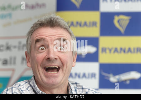 Hahn, Deutschland. 11 Dez, 2012. Michael O'Leary, CEO der Irischen Low-Cost-Airline Ryanair, beantwortet Fragen während einer Pressekonferenz am Flughafen in Hahn, Deutschland, 11. Dezember 2012. Ryanair will drei neue Verbindungen von Frankfurt Hahn nach Korfu, Riejka und Tanker zu öffnen. Die Fluggesellschaft epexcts insgesamt 2,5 Millionen Passagiere im Jahr 2013 auf 54 verschiedenen Routen. Quelle: THOMAS FREY | Verwendung weltweit/dpa/Alamy leben Nachrichten Stockfoto