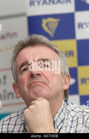 Hahn, Deutschland. 11 Dez, 2012. Michael O'Leary, CEO der Irischen Low-Cost-Airline Ryanair, beantwortet Fragen während einer Pressekonferenz am Flughafen in Hahn, Deutschland, 11. Dezember 2012. Ryanair will drei neue Verbindungen von Frankfurt Hahn nach Korfu, Riejka und Tanker zu öffnen. Die Fluggesellschaft epexcts insgesamt 2,5 Millionen Passagiere im Jahr 2013 auf 54 verschiedenen Routen. Quelle: THOMAS FREY | Verwendung weltweit/dpa/Alamy leben Nachrichten Stockfoto