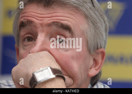 Hahn, Deutschland. 11 Dez, 2012. Michael O'Leary, CEO der Irischen Low-Cost-Airline Ryanair, beantwortet Fragen während einer Pressekonferenz am Flughafen in Hahn, Deutschland, 11. Dezember 2012. Ryanair will drei neue Verbindungen von Frankfurt Hahn nach Korfu, Riejka und Tanker zu öffnen. Die Fluggesellschaft epexcts insgesamt 2,5 Millionen Passagiere im Jahr 2013 auf 54 verschiedenen Routen. Quelle: Thomas Frey | Verwendung weltweit/dpa/Alamy leben Nachrichten Stockfoto