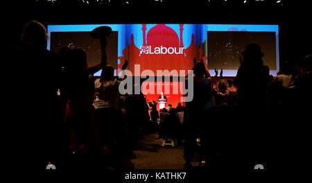 Brighton, UK. 27 Sep, 2017. Jeremy Corbyn liefert seine Führer Rede auf dem Labour-Parteitag in Brighton heute: Simon Dack/Alamy leben Nachrichten Stockfoto