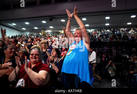 Brighton, UK. 27 Sep, 2017. Delegierte aufzumuntern Jeremy Corbyn, als er liefert seine Führer Rede auf dem Labour-Parteitag in Brighton heute: Simon Dack/Alamy leben Nachrichten Stockfoto