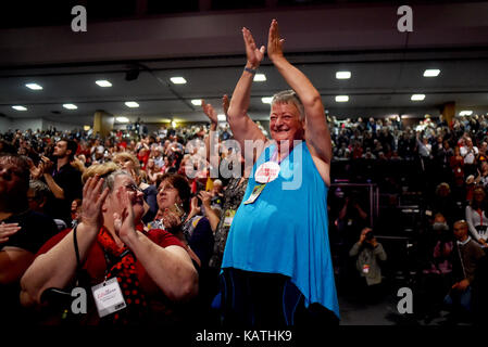 Brighton, UK. 27 Sep, 2017. Delegierte aufzumuntern Jeremy Corbyn, als er liefert seine Führer Rede auf dem Labour-Parteitag in Brighton heute: Simon Dack/Alamy leben Nachrichten Stockfoto