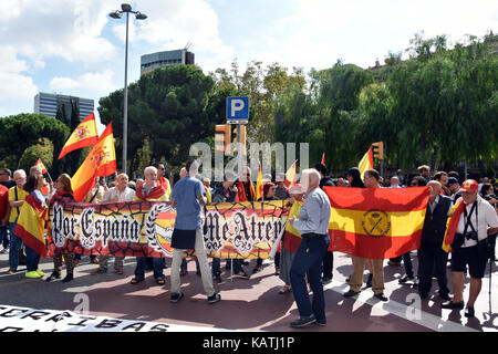 Barcelona, Spanien. 27 Sep, 2017. Demonstranten werden gesehen, halten ein Banner mit der Flagge von Spanien während eines Protestes. Rund 50 Demonstranten aus der extrem rechten Partei und gegen die Unabhängigkeit Kataloniens Bewegung protestierten an diesem Mittwoch außerhalb der Hauptsitz von Catalunya Ràdio gegen Mònica Terribas, dem öffentlichen katalanischen Rundfunksender Presenter, da sie als "eparatists' Sprecher betrachtet wird. Wenige Tage vor dem Referendum. Am 27. September 2017 in Barcelona, Spanien. Credit: SOPA Images Limited/Alamy leben Nachrichten Stockfoto