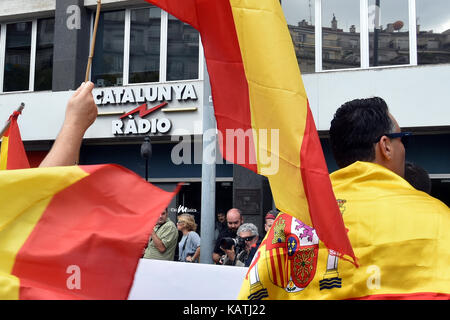 Barcelona, Spanien. 27 Sep, 2017. Demonstranten gesehen, und die Flagge von Spanien während des Protestes. Rund 50 Demonstranten aus der extrem rechten Partei und gegen die Unabhängigkeit Kataloniens Bewegung protestierten an diesem Mittwoch außerhalb der Hauptsitz von Catalunya Ràdio gegen Mònica Terribas, dem öffentlichen katalanischen Rundfunksender Presenter, da sie als "eparatists' Sprecher betrachtet wird. Wenige Tage vor dem Referendum. Am 27. September 2017 in Barcelona, Spanien. Credit: SOPA Images Limited/Alamy leben Nachrichten Stockfoto