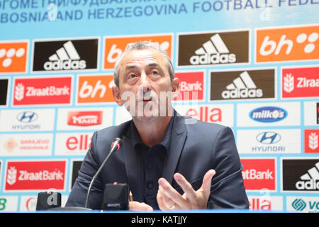 Sarajevo, Bosnien und Herzegowina. 27 Sep, 2017. Head Coach der Nationalmannschaft von Bosnien und Herzegowina (BiH) Mehmed Bazdarevic nimmt an einer Pressekonferenz in Sarajevo, Bosnien und Herzegowina, an Sept. 27, 2017. Bazdarevic offiziell angekündigt am Mittwoch die Namen der Spieler für die Qualifikationsspiele für die WM gegen Belgien in Sarajewo am 7. Oktober und gegen Estland In Tallinn am 10. Credit: Haris Memija/Xinhua/Alamy leben Nachrichten Stockfoto