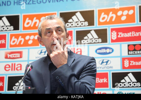 Sarajevo, Bosnien und Herzegowina. 27 Sep, 2017. Head Coach der Nationalmannschaft von Bosnien und Herzegowina (BiH) Mehmed Bazdarevic nimmt an einer Pressekonferenz in Sarajevo, Bosnien und Herzegowina, an Sept. 27, 2017. Bazdarevic offiziell angekündigt am Mittwoch die Namen der Spieler für die Qualifikationsspiele für die WM gegen Belgien in Sarajewo am 7. Oktober und gegen Estland In Tallinn am 10. Credit: Haris Memija/Xinhua/Alamy leben Nachrichten Stockfoto