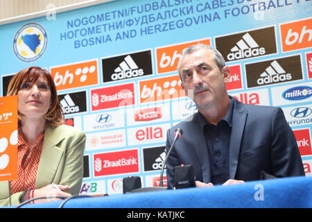 Sarajevo, Bosnien und Herzegowina. 27 Sep, 2017. Head Coach der Nationalmannschaft von Bosnien und Herzegowina (BiH) Mehmed Bazdarevic (R) nimmt an einer Pressekonferenz in Sarajevo, Bosnien und Herzegowina, an Sept. 27, 2017. Bazdarevic offiziell angekündigt am Mittwoch die Namen der Spieler für die Qualifikationsspiele für die WM gegen Belgien in Sarajewo am 7. Oktober und gegen Estland In Tallinn am 10. Credit: Haris Memija/Xinhua/Alamy leben Nachrichten Stockfoto