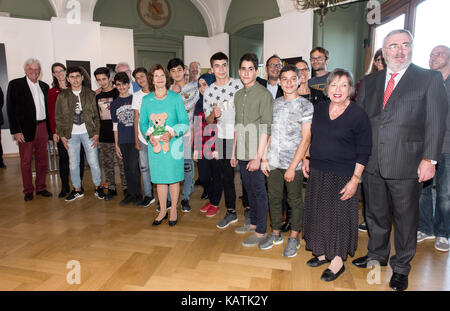 Bodensee, Deutschland. 27 Sep, 2017. Schwedens Königin Silvia mit Flüchtlingen und Mentoren an einem Workshop mit Flüchtlingen auf der Insel Mainau im Bodensee, Deutschland, 27. September 2017. Die schwedische Königin eröffnet ein Hilfsprogramm für junge Flüchtlinge. Quelle: Patrick Seeger/dpa/Alamy leben Nachrichten Stockfoto