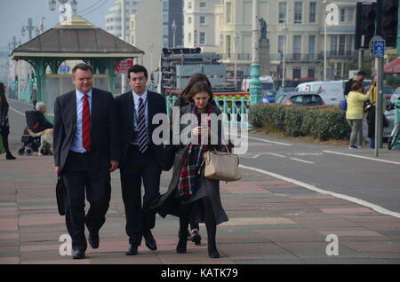 Brighton, UK. 27 Sep, 2017. Die Teilnehmer verlassen die Labour Party Konferenz Nach der letzten Rede von Jeremy Corbyn. Credit: JOHNNY ARMSTEAD/Alamy leben Nachrichten Stockfoto