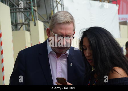 Brighton, Großbritannien, 27/09/2017 Len McCluskey von Unite verlassen. Die Teilnehmer verlassen die Labour Party Konferenz Nach der letzten Rede von Jeremy Corbyn. Stockfoto