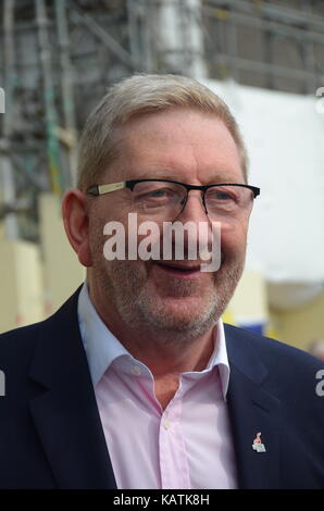 Brighton, Großbritannien, 27/09/2017 Len McCluskey von Unite verlassen. Die Teilnehmer verlassen die Labour Party Konferenz Nach der letzten Rede von Jeremy Corbyn. Stockfoto