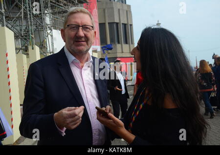 Brighton, Großbritannien, 27/09/2017 Len McCluskey von Unite verlassen. Die Teilnehmer verlassen die Labour Party Konferenz Nach der letzten Rede von Jeremy Corbyn. Stockfoto