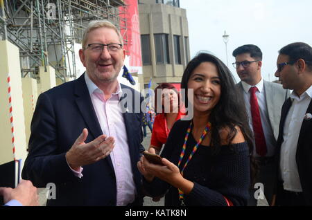 Brighton, Großbritannien, 27/09/2017 Len McCluskey von Unite verlassen. Die Teilnehmer verlassen die Labour Party Konferenz Nach der letzten Rede von Jeremy Corbyn. Stockfoto