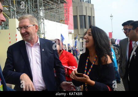 Brighton, Großbritannien, 27/09/2017 Len McCluskey von Unite verlassen. Die Teilnehmer verlassen die Labour Party Konferenz Nach der letzten Rede von Jeremy Corbyn. Stockfoto