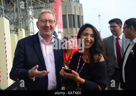 Brighton, Großbritannien, 27/09/2017 Len McCluskey von Unite verlassen. Die Teilnehmer verlassen die Labour Party Konferenz Nach der letzten Rede von Jeremy Corbyn. Stockfoto