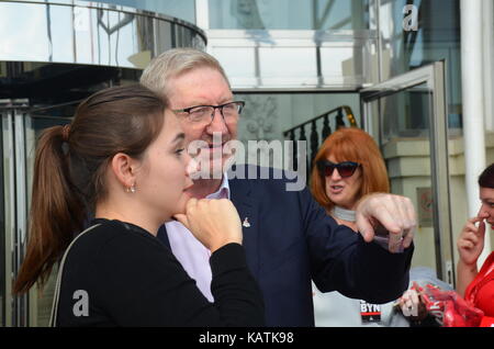 Brighton, Großbritannien, 27/09/2017 Len McCluskey von Unite verlassen. Die Teilnehmer verlassen die Labour Party Konferenz Nach der letzten Rede von Jeremy Corbyn. Stockfoto