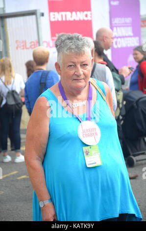 Brighton, UK. 27 Sep, 2017. Die Teilnehmer verlassen die Labour Party Konferenz Nach der letzten Rede von Jeremy Corbyn. Credit: JOHNNY ARMSTEAD/Alamy leben Nachrichten Stockfoto