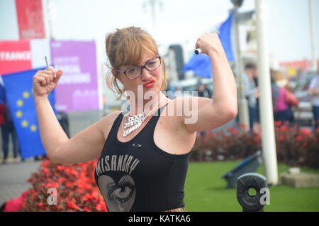 Brighton, UK. 27 Sep, 2017. Demonstranten vor dem tagungsgebäude. Die Teilnehmer verlassen die Labour Party Konferenz Nach der letzten Rede von Jeremy Corbyn. Credit: JOHNNY ARMSTEAD/Alamy leben Nachrichten Stockfoto