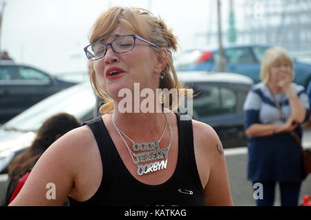 Brighton, UK. 27 Sep, 2017. Demonstranten vor dem tagungsgebäude. Die Teilnehmer verlassen die Labour Party Konferenz Nach der letzten Rede von Jeremy Corbyn. Credit: JOHNNY ARMSTEAD/Alamy leben Nachrichten Stockfoto