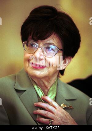 Datei Cembalist Zuzana Ruzickova in Prag, Tschechische Republik, 13. März 2001. Ruzickova starb nach kurzer schwerer Krankheit im Krankenhaus im Alter von 90 Jahren heute, 27. September 2017. Ruzickova, die oft als die First Lady des Cembalo bezeichnet, war die Frau des Komponisten Kalabis (1923-2006). Sie gewann Ruhm für ihre Leistung von Johann Sebastian Bach. Sie notierte Bachs Gesamtwerk auf 35 CDs. Ruzickova, Solist der Tschechischen Philharmonie in 1979-1990, erhielt eine Reihe von Music Awards. Zuzana Ruzickova, am 14. Januar 1927 geboren, begann mit dem Klavierspiel im Alter von neun Jahren. (CTK Stockfoto