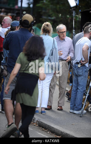 NEW YORK, NY - 26. SEPTEMBER: Schauspielerin Elle Fanning und Timothée Chalamet gesehen Filmen Woody Allens United Film am 26. September 2017 in New York City People: Woody Allen Getriebe Ref: MNC1 MPI122/MediaPunch Stockfoto