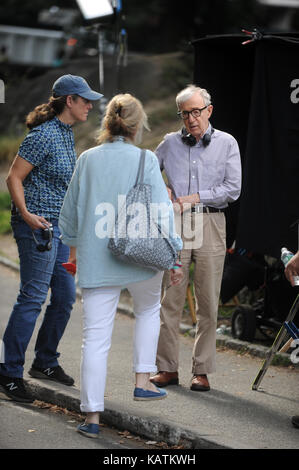 NEW YORK, NY - 26. SEPTEMBER: Schauspielerin Elle Fanning und Timothée Chalamet gesehen Filmen Woody Allens United Film am 26. September 2017 in New York City People: Woody Allen Getriebe Ref: MNC1 MPI122/MediaPunch Stockfoto