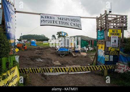 Kirby Misperton, North Yorkshire, UK. 27 September, 2017. Anti-Fracking protestieren. Kirby Misperton, North Yorkshire, UK. 27 Sep, 2017. Protest gegen die Dritte Energie fracking Website. Konfrontation zwischen den Demonstranten hat die Eskalation gewesen, obwohl keiner bei diesem Besuch festgestellt wurde. Hier im Bild der lokalen Lager durch lokale Demonstranten eingesetzt. Quelle: Steve Bell/Alamy leben Nachrichten Stockfoto