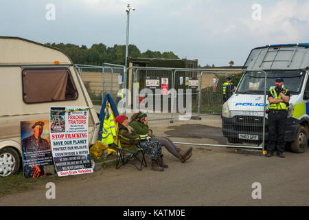 Kirby Misperton, North Yorkshire, UK. 27 September, 2017. Anti-Fracking protestieren. Kirby Misperton, North Yorkshire, UK. 27 Sep, 2017. Protest gegen die Dritte Energie fracking Website. Konfrontation zwischen den Demonstranten hat die Eskalation gewesen, obwohl keiner bei diesem Besuch festgestellt wurde. Quelle: Steve Bell/Alamy leben Nachrichten Stockfoto