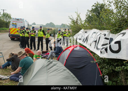 Kirby Misperton, North Yorkshire, UK. 27 September, 2017. Anti-Fracking protestieren. Kirby Misperton, North Yorkshire, UK. 27 Sep, 2017. Protest gegen die Dritte Energie fracking Website. Konfrontation zwischen den Demonstranten hat die Eskalation gewesen, obwohl keiner bei diesem Besuch festgestellt wurde. Quelle: Steve Bell/Alamy leben Nachrichten Stockfoto