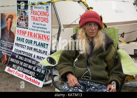 Kirby Misperton, North Yorkshire, UK. 27 September, 2017. Anti-Fracking protestieren. Kirby Misperton, North Yorkshire, UK. 27 Sep, 2017. Protest gegen die Dritte Energie fracking Website. Konfrontation zwischen den Demonstranten hat die Eskalation gewesen, obwohl keiner bei diesem Besuch festgestellt wurde. Quelle: Steve Bell/Alamy leben Nachrichten Stockfoto