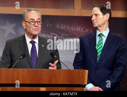 Washington DC, USA. 27 Sep, 2017. Senat der Vereinigten Staaten Minderheit Leader Chuck Schumer (Demokrat von New York) und US-Senator Ron Wyden (Demokrat von Oregon), das ranking Mitglied des US-Senats Finanzausschuss treffen Reporter im Kapitol in Washington, DC Die neue Steuer Plan von US-Präsident Donald J. Trumpf und Senat und Repräsentantenhaus Republikaner angekündigt, die Steuersenkungen für die Reichen am Mittwoch zu kündigen, 27. September 2017. Credit: Ron Sachs/CNP/MediaPunch Credit: MediaPunch Inc/Alamy leben Nachrichten Stockfoto