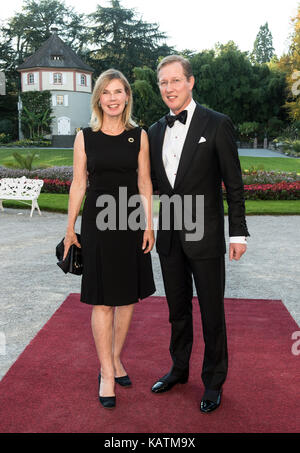 Bodensee, Deutschland. 27 Sep, 2017. Bernhard Prinz von Baden und seiner Frau Stefanie kommen für eine Wohltätigkeitsveranstaltung mit Königin Silvia von Schweden auf der Insel Mainau im Bodensee, Deutschland, 27. September 2017. Die schwedische Königin eröffnet ein Hilfsprogramm für junge Flüchtlinge. Quelle: Patrick Seeger/dpa/Alamy leben Nachrichten Stockfoto