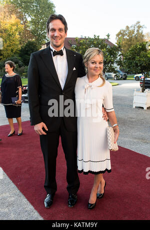 Bodensee, Deutschland. 27 Sep, 2017. Björn Graf Bernadotte und seine Frau Sandra Gräfin Bernadotte kommen für eine Wohltätigkeitsveranstaltung mit Königin Silvia von Schweden auf der Insel Mainau im Bodensee, Deutschland, 27. September 2017. Die schwedische Königin eröffnet ein Hilfsprogramm für junge Flüchtlinge. Quelle: Patrick Seeger/dpa/Alamy leben Nachrichten Stockfoto