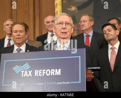 Washington DC, USA. 27 Sep, 2017. United States Mehrheitsführer im Senat, Mitch McConnell (Republikaner von Kentucky) macht die Erläuterungen sind wie US-Senat und die Republikaner im Repräsentantenhaus die neue Die neue Steuer Plan von US-Präsident Donald J. Trumpf im Kapitol in Washington, DC am Mittwoch, 27. September 2017 gebilligt. Credit: Ron Sachs/CNP/MediaPunch Credit: MediaPunch Inc/Alamy leben Nachrichten Stockfoto