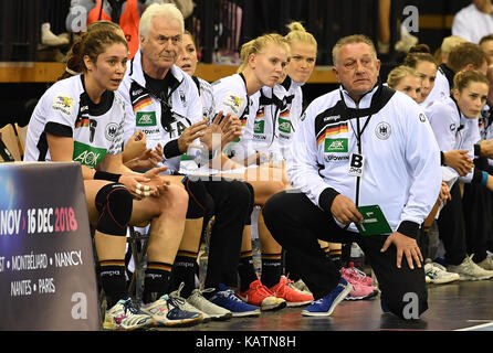 Oldenburg, Deutschland. September 2017. Deutschland-Trainer Michael Biegler (r) am Rande des Handballspieles der Damen-Europameisterschaft zwischen Deutschland und Litauen in der EWE-Arena in Oldenburg, 27. September 2017. Kredit: Carmen Jaspersen/dpa/Alamy Live News Stockfoto