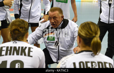 Oldenburg, Deutschland. 27 Sep, 2017. Deutschland Trainer Michael Biegler sprechen zu seinen Spielern während der Europäischen Women's Championship Qualifier handball Match zwischen Deutschland und Litauen an der EWE-Arena in Oldenburg, Deutschland, 27. September 2017. Quelle: Carmen Jaspersen/dpa/Alamy leben Nachrichten Stockfoto