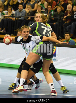 Oldenburg, Deutschland. 27 Sep, 2017. In Deutschland Xenia Smits versucht in Litauen Greta Sadauskaite während der Europäischen Women's Championship Qualifier handball Match zwischen Deutschland und Litauen an der EWE-Arena in Oldenburg, Deutschland, 27. September 2017 zu schlagen. Quelle: Carmen Jaspersen/dpa/Alamy leben Nachrichten Stockfoto