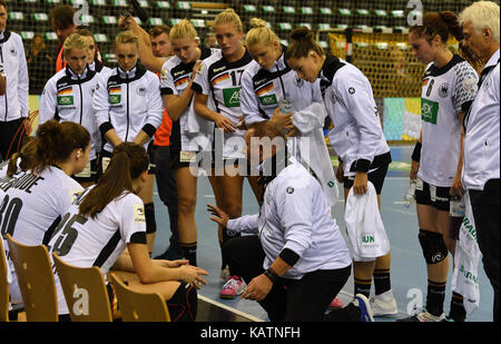 Oldenburg, Deutschland. 27 Sep, 2017. Deutschland Trainer Michael Biegler sprechen zu seinen Spielern während der Europäischen Women's Championship Qualifier handball Match zwischen Deutschland und Litauen an der EWE-Arena in Oldenburg, Deutschland, 27. September 2017. Quelle: Carmen Jaspersen/dpa/Alamy leben Nachrichten Stockfoto