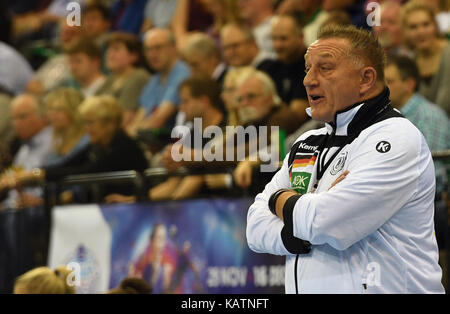 Oldenburg, Deutschland. 27 Sep, 2017. Deutschland Trainer Michael Biegler Gesten am Rande während der Europäischen Women's Championship Qualifier handball Match zwischen Deutschland und Litauen an der EWE-Arena in Oldenburg, Deutschland, 27. September 2017. Quelle: Carmen Jaspersen/dpa/Alamy leben Nachrichten Stockfoto