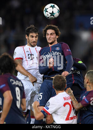 Paris, Frankreich. 27 Sep, 2017. Javi Martinez (FCB) versus Adrien Rabiot (Paris Saint-Germain) GES/Fussball/Champions League: Paris Saint-Germain - FC Bayern München, 27.09.2017 Fußball: Champions League: Paris Saint-German vs FC Bayern München, Paris, 27. September 2017 | Verwendung der weltweiten Kredit: dpa/Alamy leben Nachrichten Stockfoto