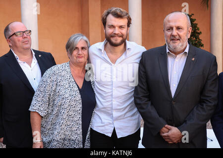 Dänische Schauspieler Johan Philip'' Pilou Asbaek, der protagonist unter anderem der erfolgreichen Spiel der Throne (in denen er spielt Euron Grayjoy) oder Filme wie Krigen oder Ben-Hur, besuchten das Kulturzentrum Andratx am Mittwoch Morgen (CCA) und das Schloss von Son Mas, dem Sitz der Andratx Rathaus, wo er durch den Bürgermeister Katia Rouarch eingegangen ist, mit dem er eine gute Beziehung seit Jahren in Palma de Mallorca beibehalten hat. 27/09/2017 Credit: Gtres Información más Comuniación auf Linie, S.L./Alamy leben Nachrichten Stockfoto