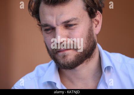 Dänische Schauspieler Johan Philip'' Pilou Asbaek, der protagonist unter anderem der erfolgreichen Spiel der Throne (in denen er spielt Euron Grayjoy) oder Filme wie Krigen oder Ben-Hur, besuchten das Kulturzentrum Andratx am Mittwoch Morgen (CCA) und das Schloss von Son Mas, dem Sitz der Andratx Rathaus, wo er durch den Bürgermeister Katia Rouarch eingegangen ist, mit dem er eine gute Beziehung seit Jahren in Palma de Mallorca beibehalten hat. 27/09/2017 Credit: Gtres Información más Comuniación auf Linie, S.L./Alamy leben Nachrichten Stockfoto